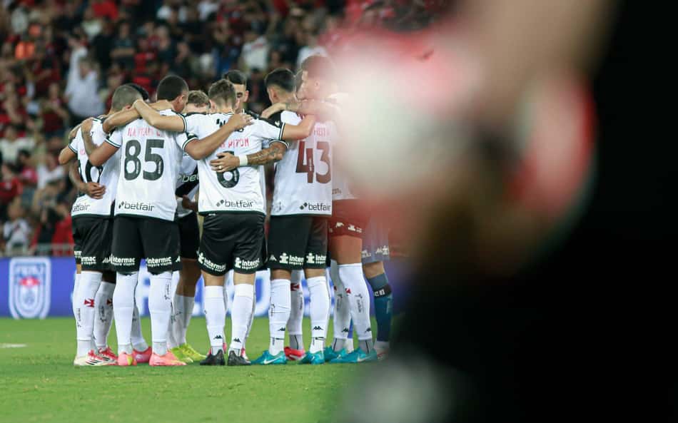 Vasco enfrenta Flamengo precisando vencer para reverter vantagem na semifinal do Carioca