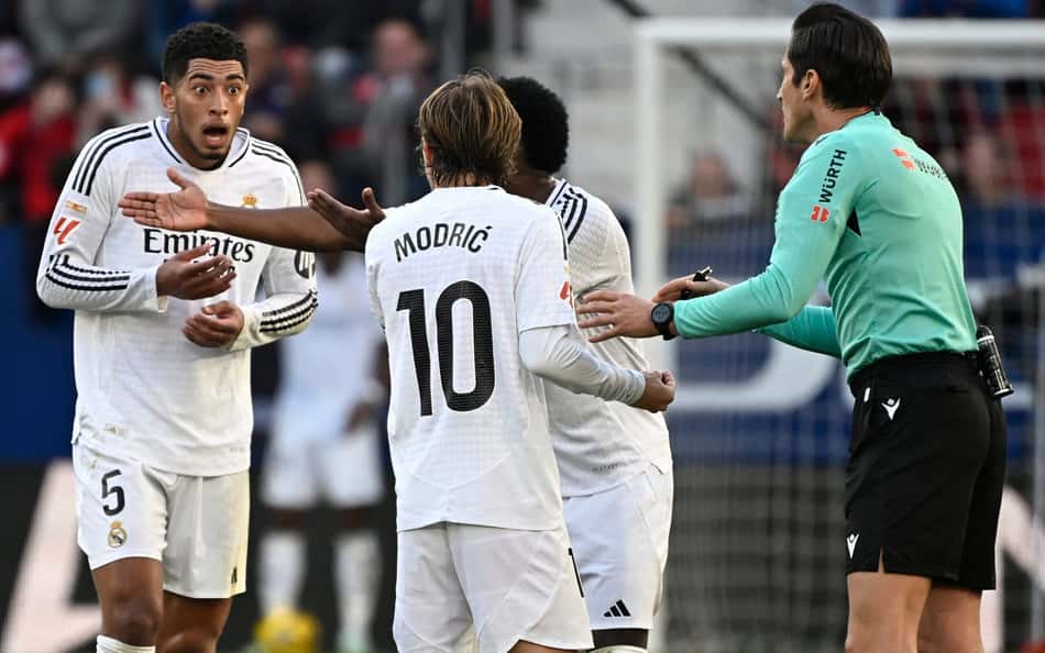 O árbitro José Luis Munuera Montero expulsou o meia Jude Bellingham, do Real Madrid, na partida contra o Osasuna (Foto: Ander Gillenea/AFP)