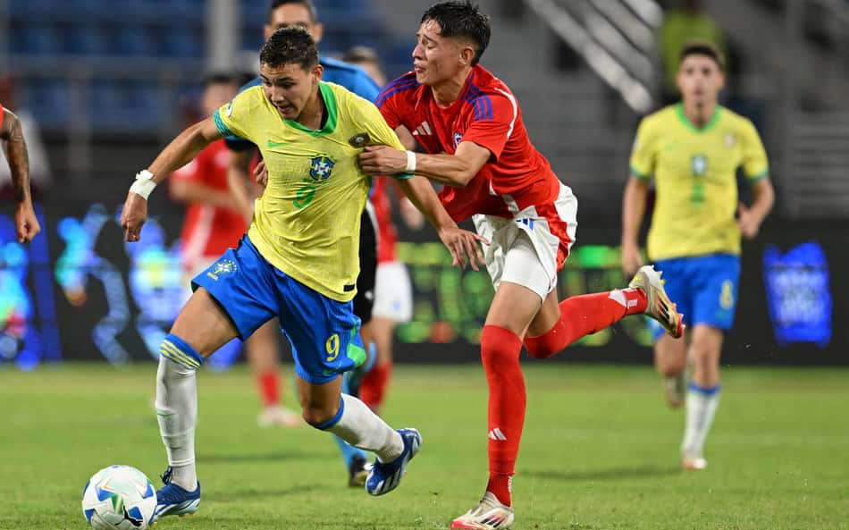 Zagueiro chileno chega a BH para assinar com o Atlético-MG