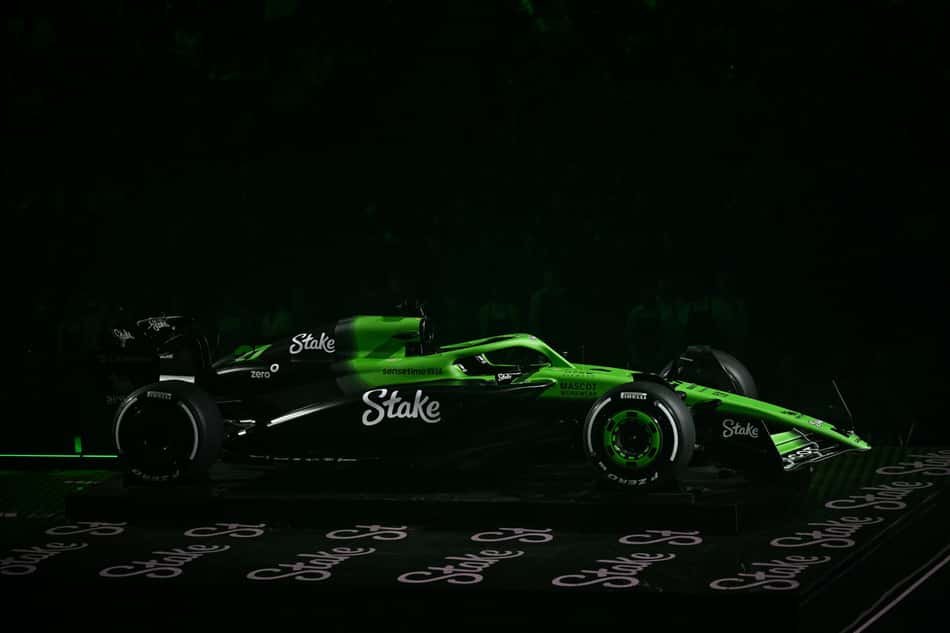 Carro que será usado por Gabriel Bortoleto na temporada de 2025. Piloto terá contato com a pista na pré-temporada do Bahrein (Foto: Ben STANSALL/AFP)
