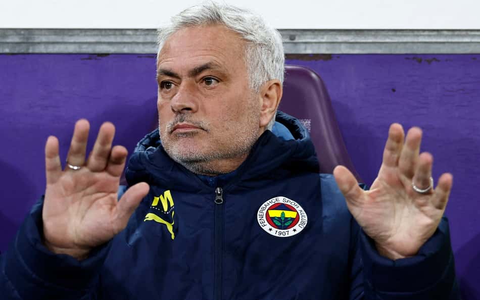 Partida do time de Mourinho na Europa League é interrompida após briga