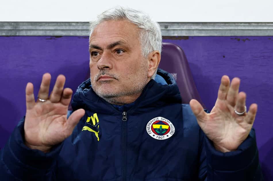 José Mourinho no confronto entre Anderlecht e Fenerbahçe na Europa League (Simon Wohlfahrt / AFP)
