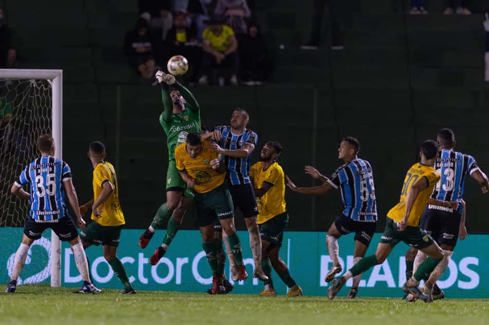 Grêmio vence Ypiranga fora de casa pelo fechamento da primeira fase do Campeonato Gaúcho (Foto: Liamara Polli/AGIF)