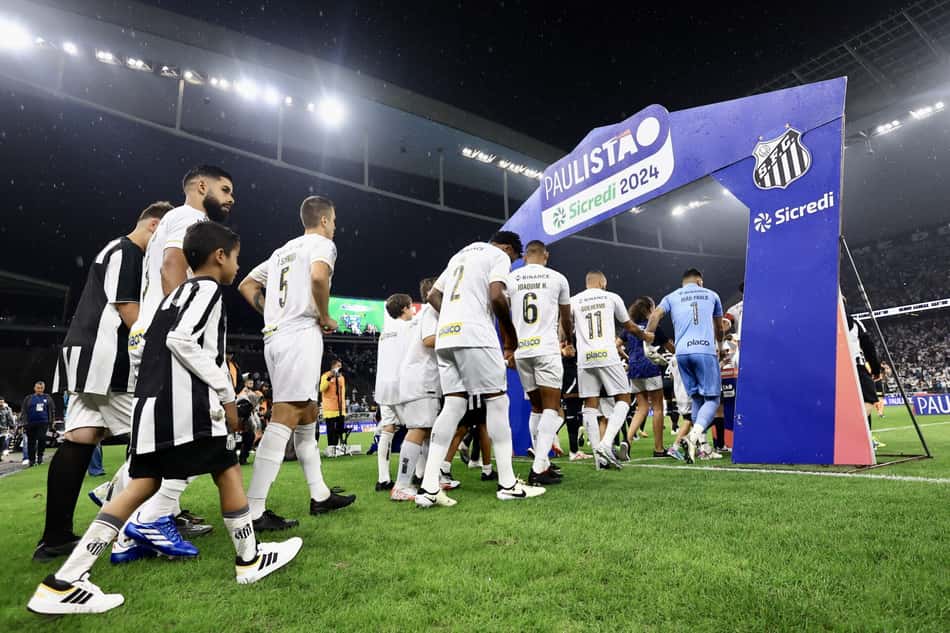 Em reedição da semifinal do Paulistão do ano passado, Santos e Red Bull Brsagantino se enfrentam na Vila Belmiro. (Foto: Marcello Zambrana/AGIF)