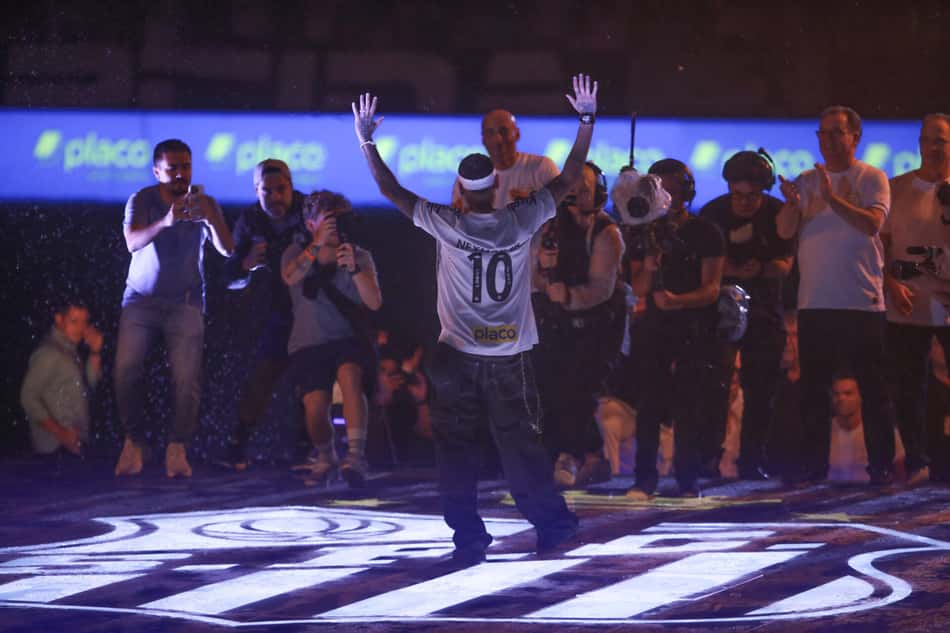 Neymar se declara para a torcida do Peixe durante a apresentação história de retorno ao clube: 'a mais maravilhosa desse mundo'. (Foto: Reinaldo Campos/AGIF)