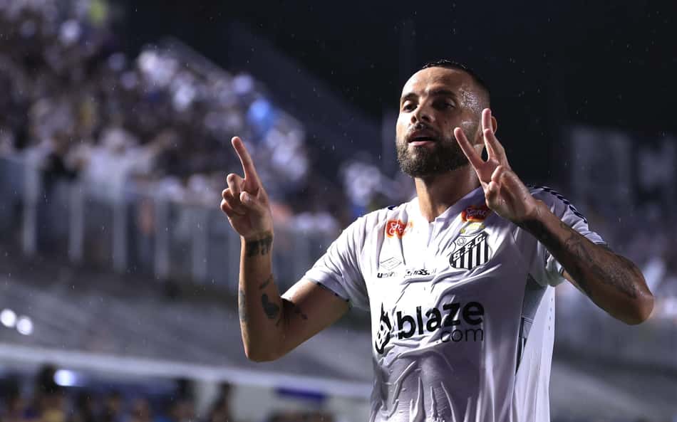 Santos presta homenagem a ídolo e entrega troféu ao artilheiro Guilherme