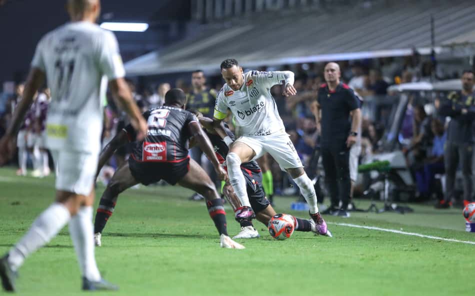 Neymar fala sobre pancada no tornozelo e mancada: 'Pegou de verdade'