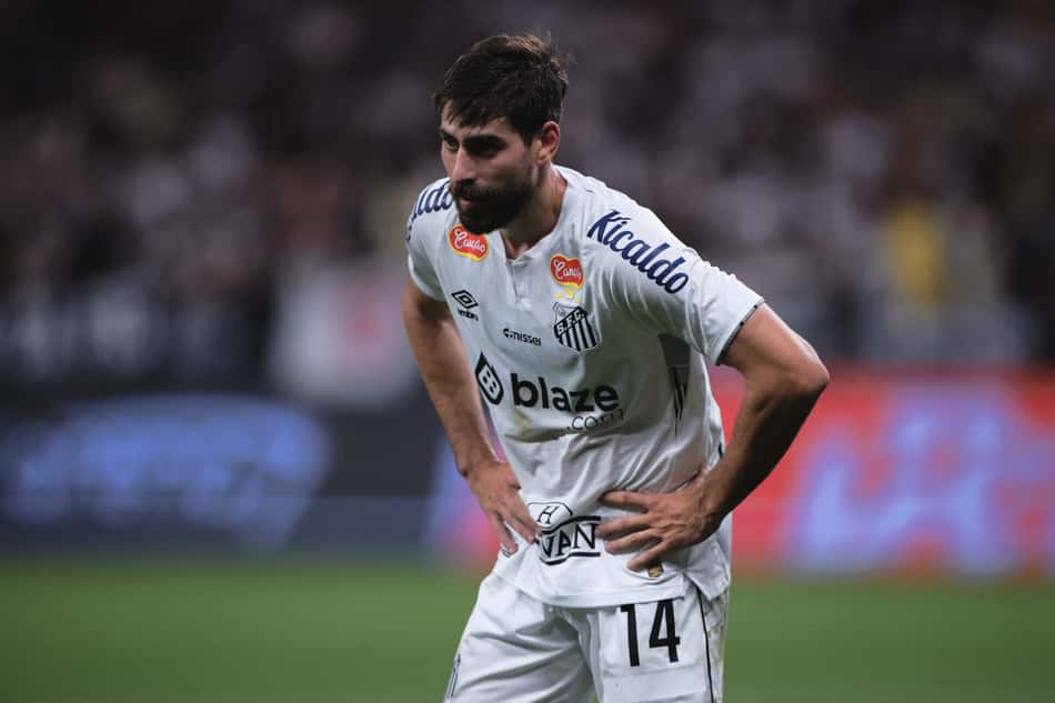 O zagueiro Luan Peres será desfaqlue por suspensão no duelo contra o Água Santa. (Foto: Ettore Chiereguini/AGIF)