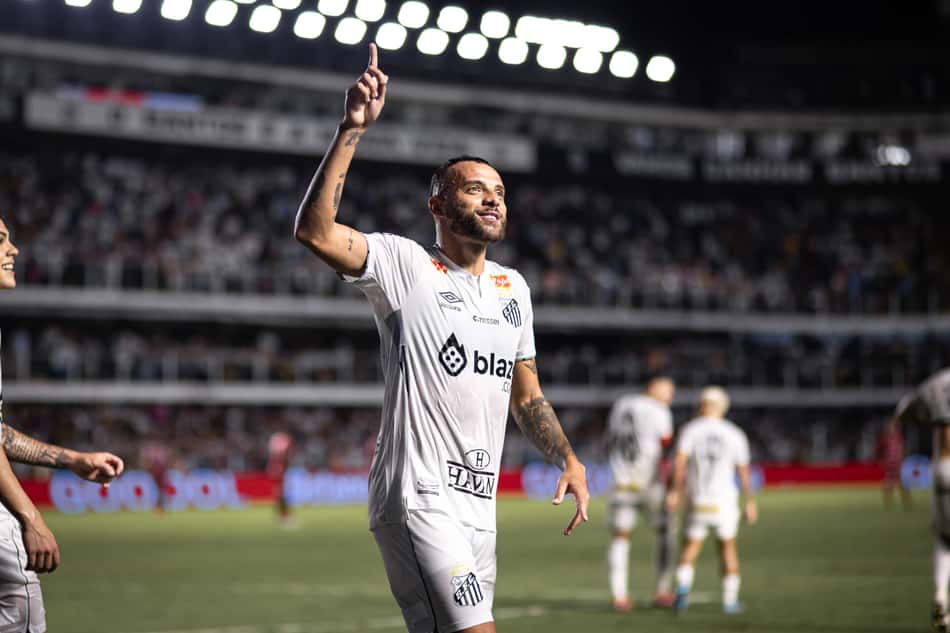 Guilherme é o artilheiro do futebol brasileiro na temporada com 10 gols. (Foto: Abner Dourado/AGIF)