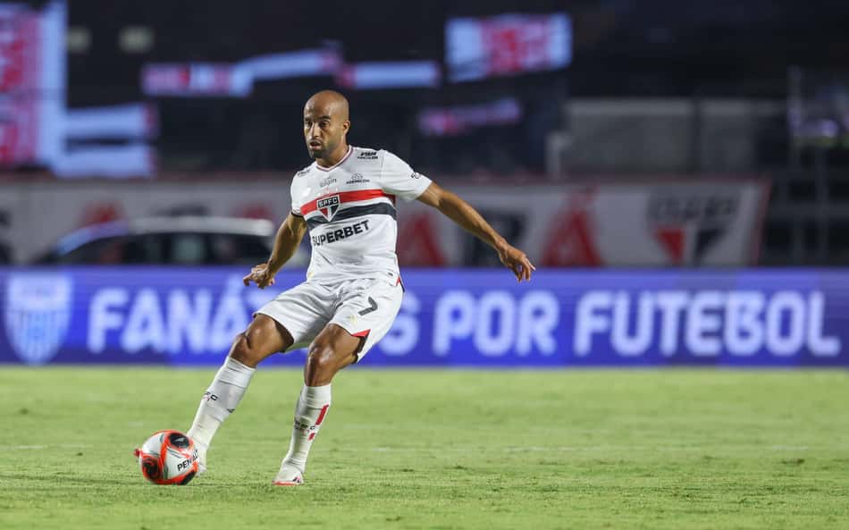 Lucas Moura rebate jogador do Palmeiras sobre gramado sintético: 'não é clubista'