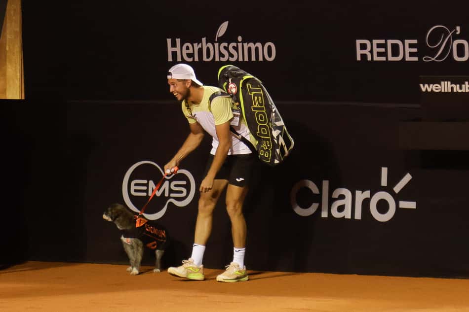 Alexandre Muller também entrou em quadra com um CãoDula