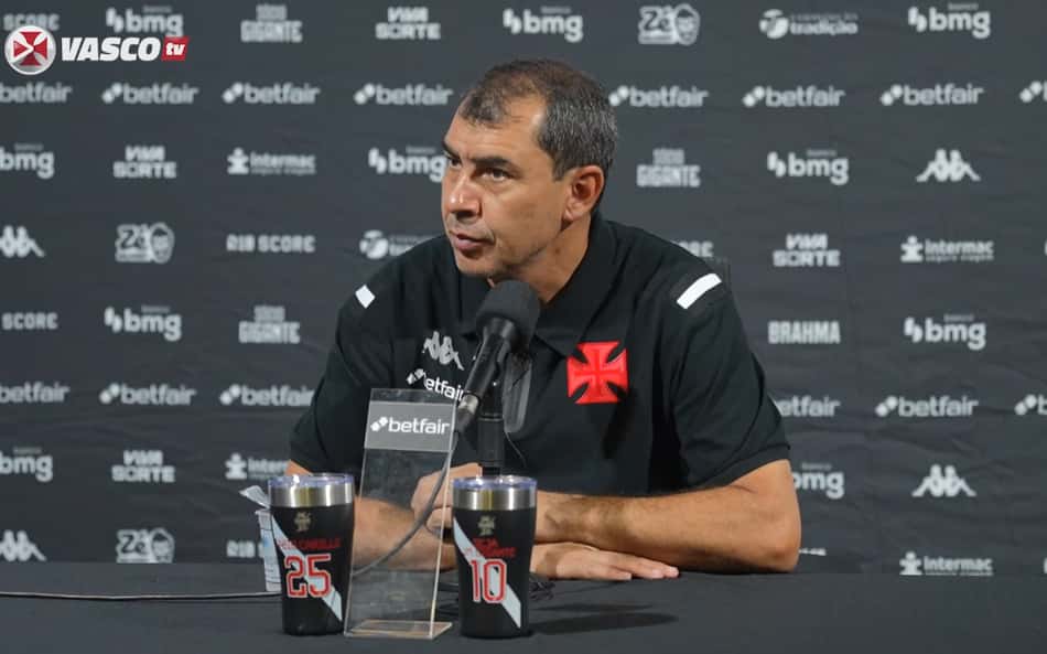 Carille divide culpa com jogadores em derrota do Vasco: 'Responsabilidade é minha e de alguns atletas'