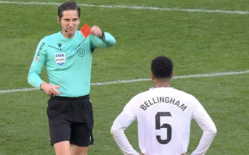 Atitude de árbitro durante expulsão de Bellingham revolta internautas: 'Desgosto'