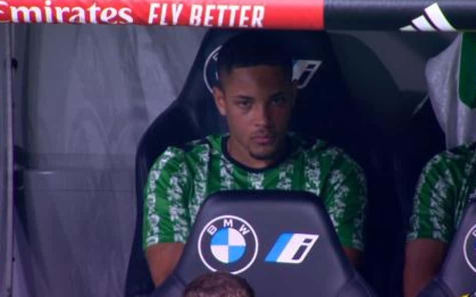Vitor Roque perde espaço no Betis e recebe críticas