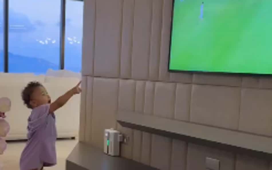 Mavie comemora gol olímpico de Neymar em frente a TV e encanta: 'Papai, papai'