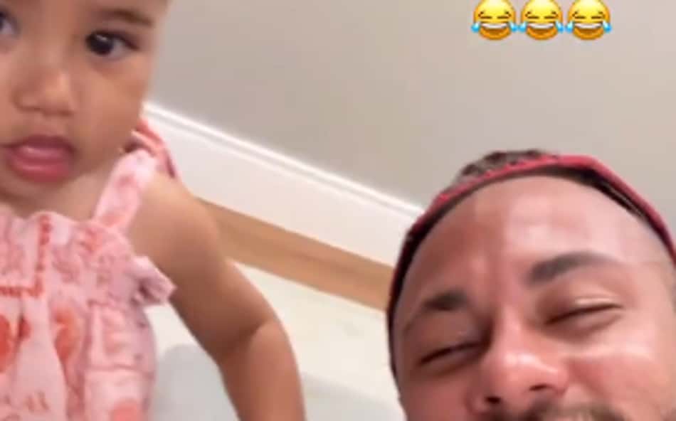 Assista: Mavie e Neymar dão show de fofura brincando com maquiagem