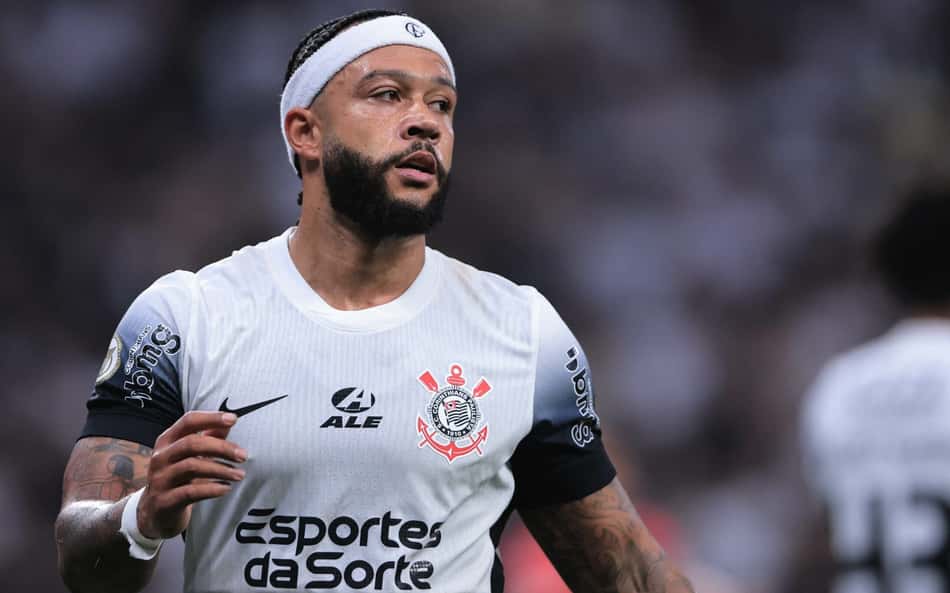 Atriz nega rumores de romance com Memphis Depay e dispara: 'Fake News'