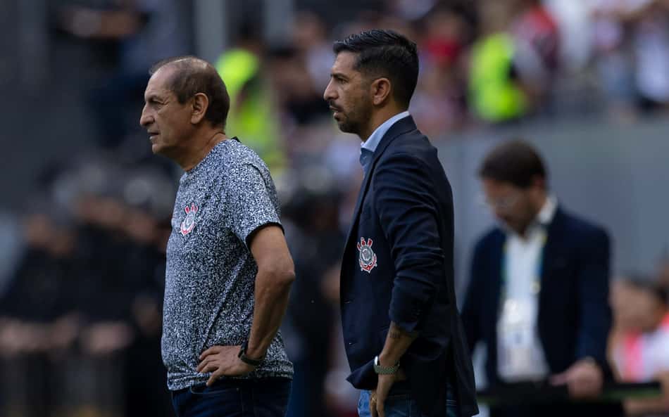 Auxiliar do Corinthians elogia equipe em vitória e minimiza 'sufoco'