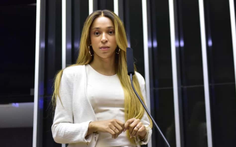 Erika Hilton se manifesta publicamente após sofrer ofensas de narrador da Band