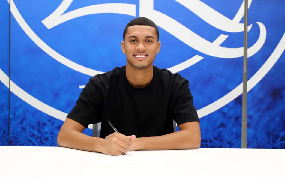 Ex-Fluminense, Esquerdinha assina com Queens Park Rangers