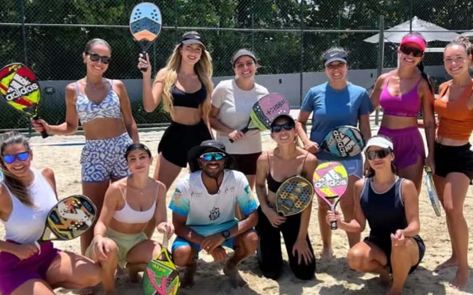 Affair de jogador do Flamengo entra para time de beach tennis das 'Flaesposas'