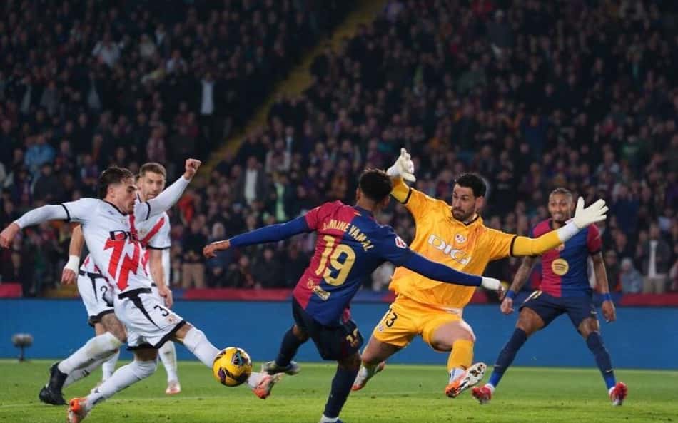 Web se revolta com arbitragem em jogo do Barcelona: 'Assaltando o Rayo'