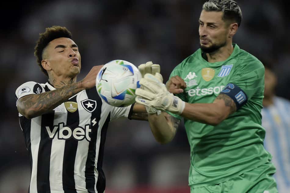 Igor Jesus disputa bola com Arias em Botafogo x Racing, pela Recopa