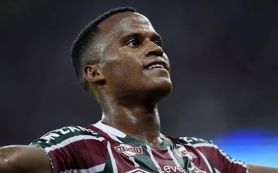 Fluminense renova contrato com Arias até 2028