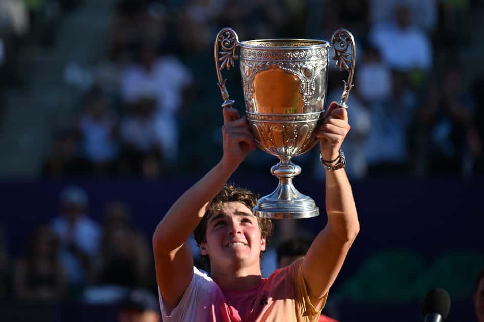 João Fonseca comemora vitória sobre Francisco Cerundolo no ATP de Buenos Aires (foto: Luis ROBAYO / AFP)