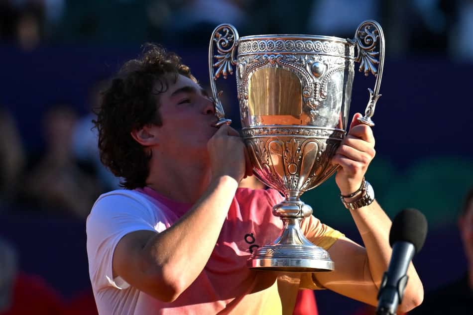 João Fonseca com a taça do ATP de Buenos Aires (foto: Luis ROBAYO / AFP)