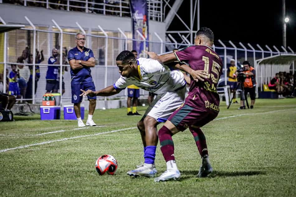 Jogadores de Sampaio Corrêa e Portuguesa disputam a bola em jogo pela 11ª rodada do Campeonato Carioca
