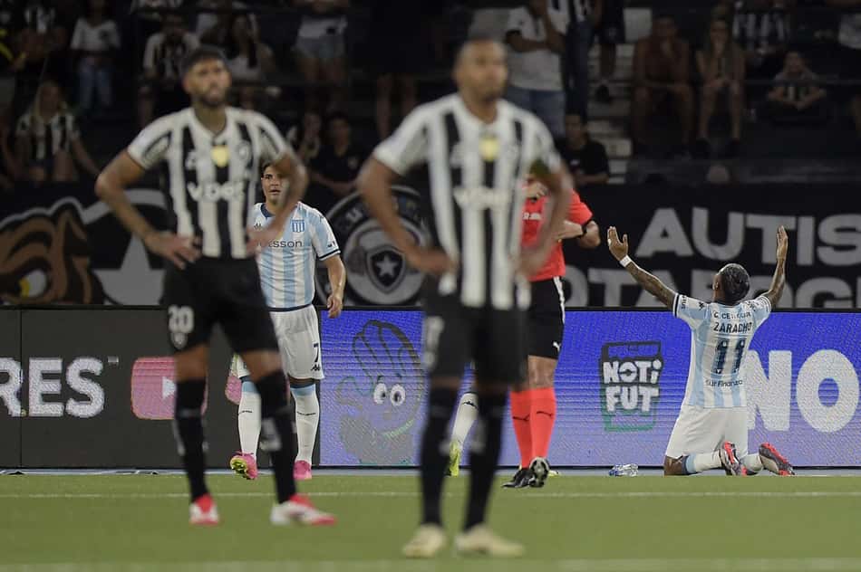 Jogadores do Racing celebram gol, enquanto Barboza lamenta derrota do Botafogo na Recopa