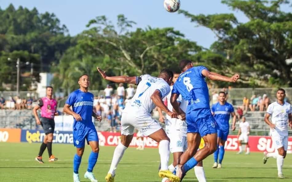 Time de SC entrará na Justiça após árbitro anular gol depois do jogo