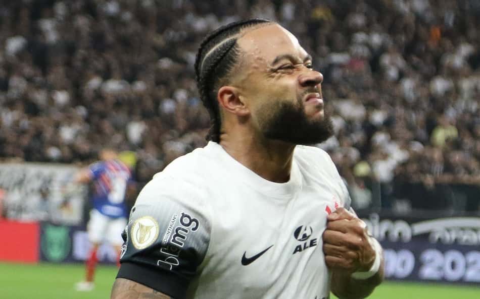 Memphis-Depay-comemorando-gol-pelo-Corinthians-contra-o-Fortaleza-2-aspect-ratio-512-320