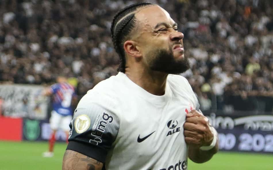 Memphis-Depay-comemorando-gol-pelo-Corinthians-contra-o-Fortaleza-2-aspect-ratio-512-320