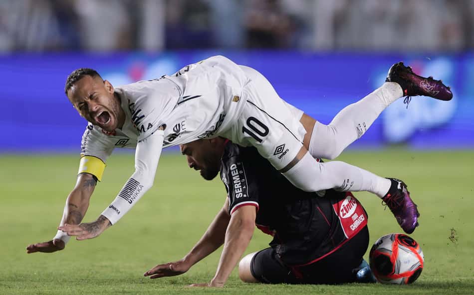 Neymar sofre sequência de faltas em campo e fãs enlouquecem: 'Sendo espancado'