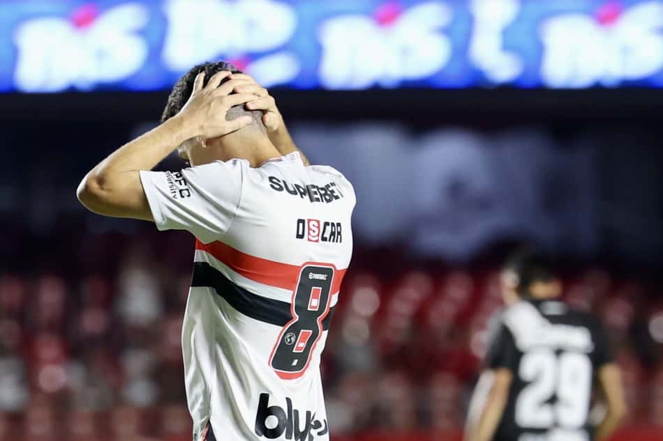 Oscar coloca as mãos na cabeça em derrota do São Paulo para a Ponte Preta, no Paulistão 2025