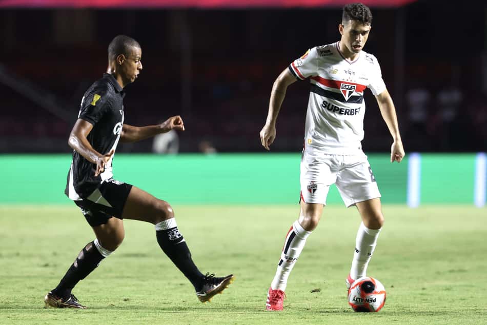 Oscar em ação pelo São Paulo na derrota para a Ponte Preta, no Campeonato Paulista