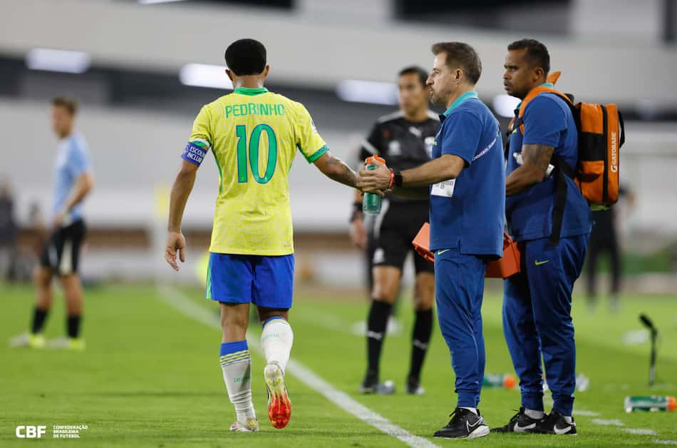 Pedrinho cumprimenta Ramon Menezes após marcar gol da vitória do Brasil sobre o Uruguai
