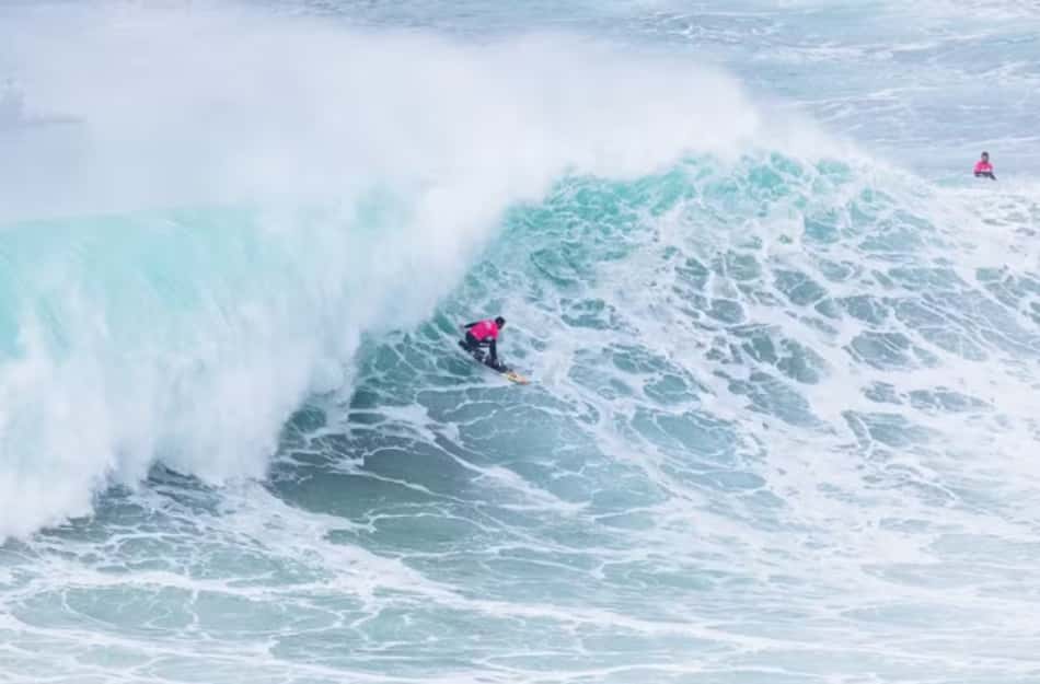 Pedro Scooby no Big Wave em Nazaré