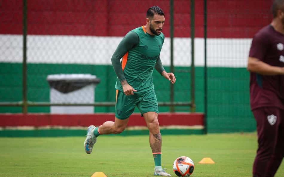 Freytes larga na frente para suprir possível ausência de Thiago Silva no Fluminense