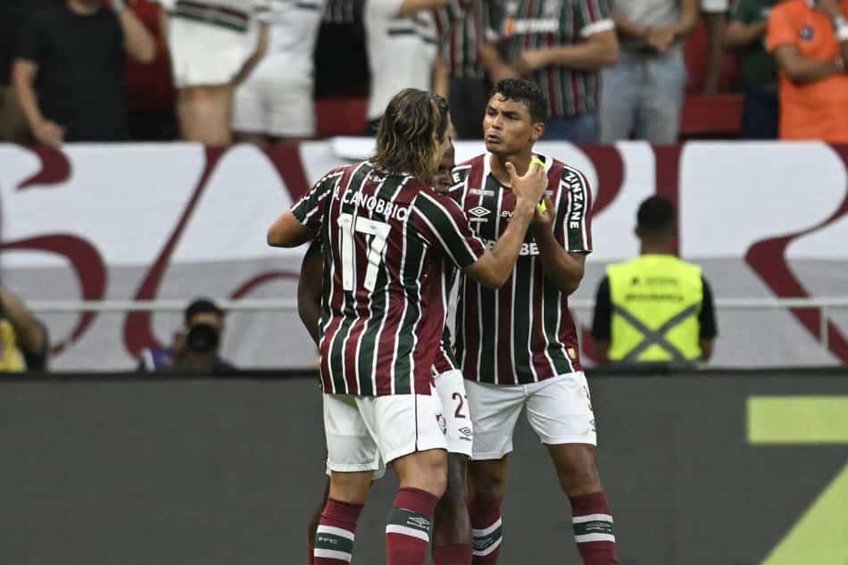 Thiago Silva comemora seu gol marcado no clássico entre Fluminense e Vasco ao lado de Canobbio