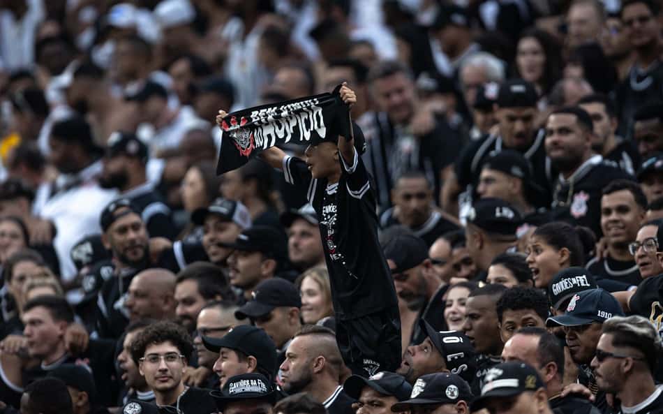 Analista de clube paulista se desculpa após cantar com torcida do Corinthians