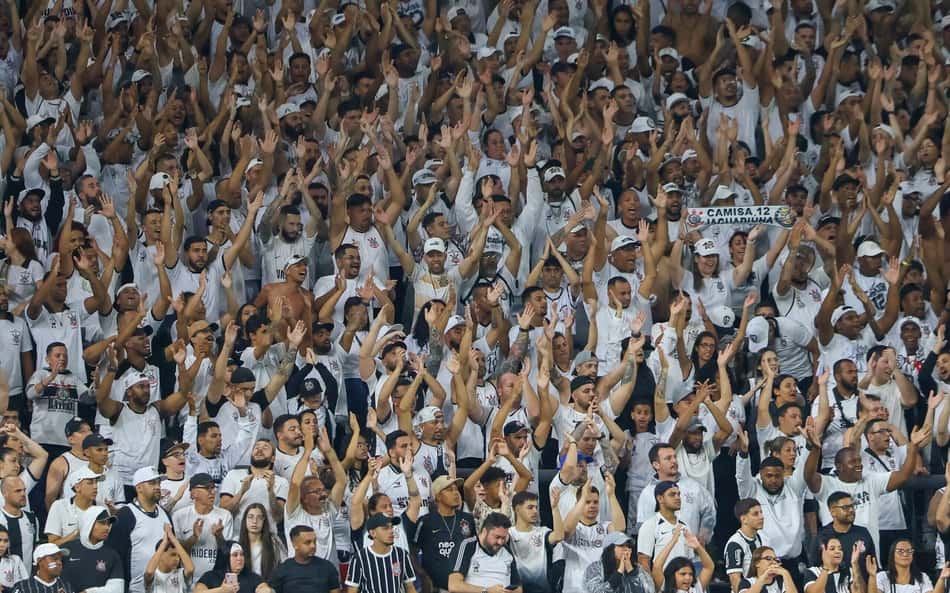 Torcedores perdem a paciência com dupla do Corinthians: 'Difícil dizer quem é pior'