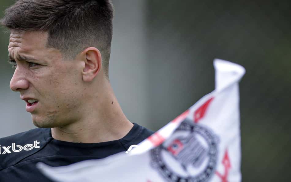 Especialista em arbitragem critica atitude de árbitro da Libertadores contra Garro