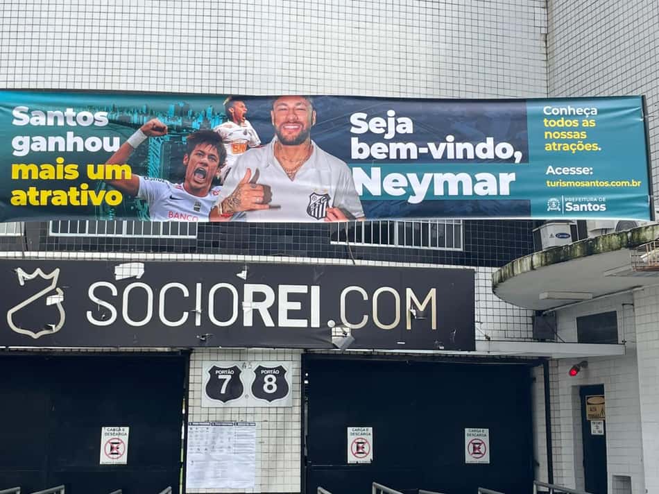 Banner da Prefeitura de Santos dá as boas-vindas a Neymar na frente do estádio da Vila Belmiro