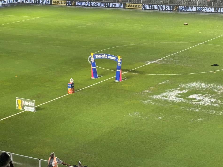 Gramado da Vila Belmiro fica alagado após forte chuva em Santos
