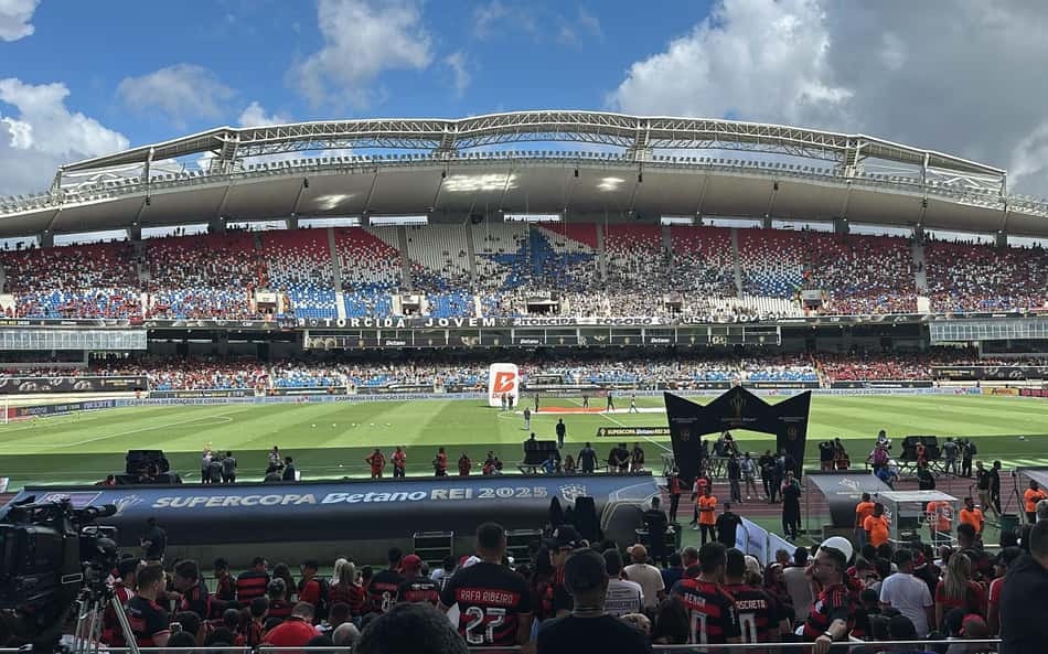 Torcedores do Flamengo provocam os do Botafogo após paralisação na Supercopa do Brasil