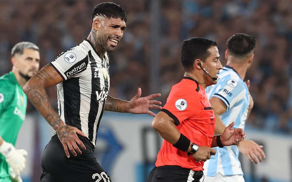 Torcedores do Botafogo enlouquecem com pênalti cometido por Barboza: 'Acumulando erros'