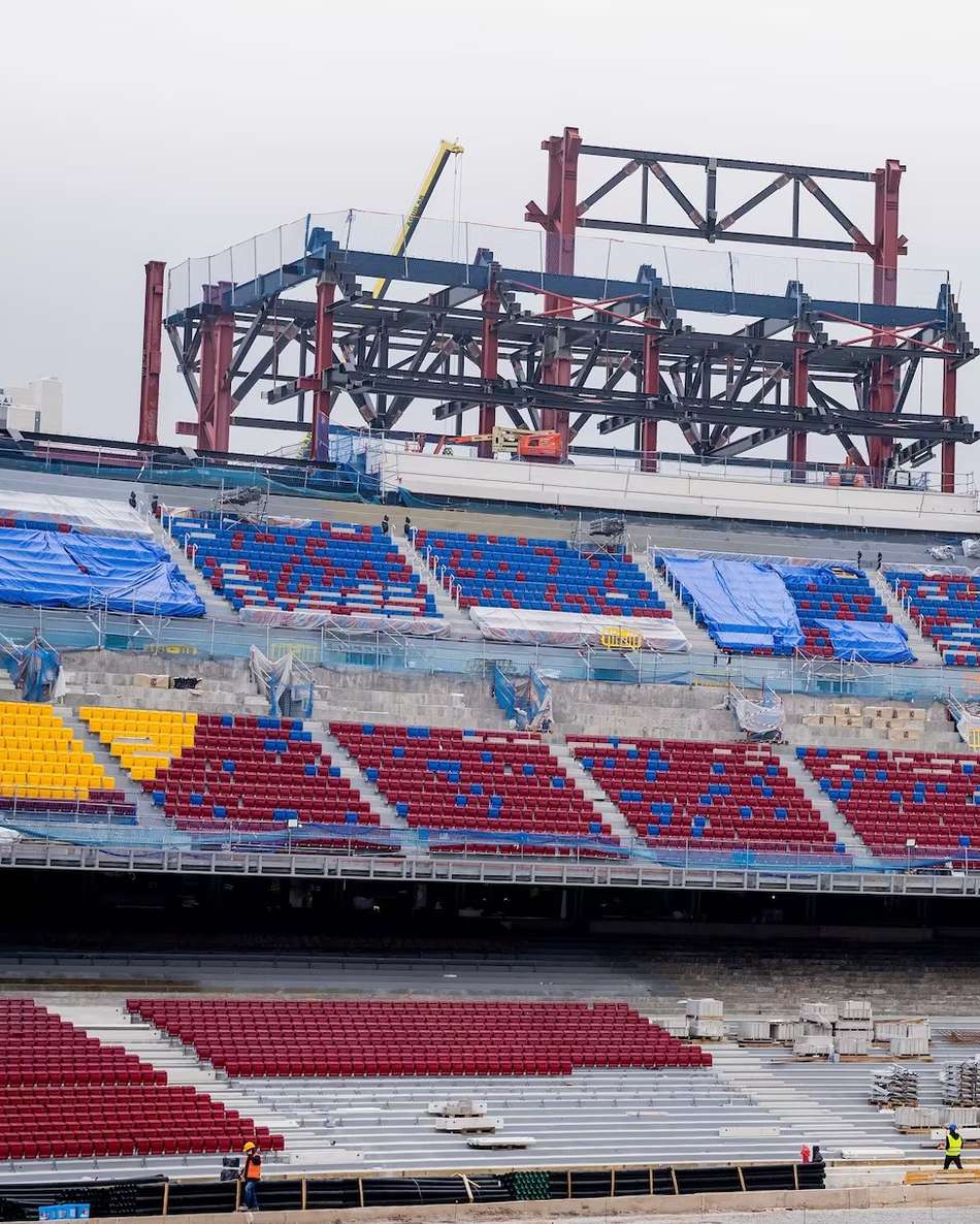 Barcelona começou a trabalhar para limpar o campo e colocar a grama (Foto: Barcelona/Victor Salgado EFE)